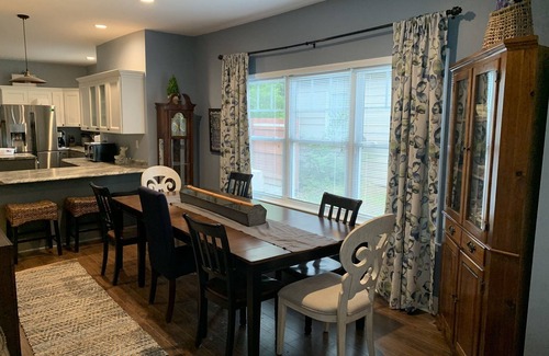 Ashland House | The Bluegrass Bungalow: Newly Constructed Sleeps 6: 3 beds 1.5bath. One Level.