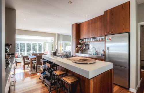 Waiheke Island House | The Boat House at Arran Bay - The Boat House at Arran Bay is a spectacular family holiday home in Arran Bay. With 4 bedrooms, plus caravan sleepout,it can sleep up to 8 adults and 12 guests in total.