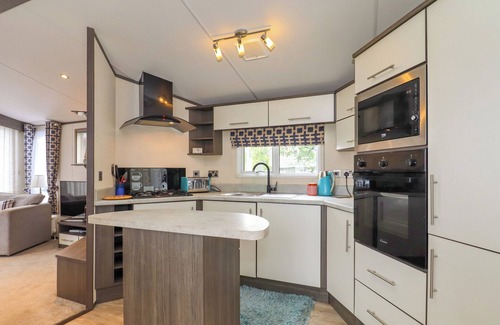 St Leonards-On-Sea Cottage | THE BOATHOUSE, pet friendly, with pool in St Leonards-On-Sea
