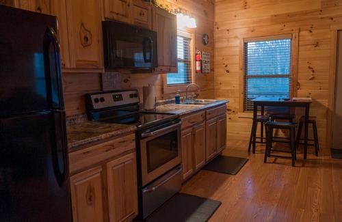 Byrdstown Cabin | The Boathouse Bungalow Dale Hollow Lake 1 Minute Away Free Firewood Pet-Friendly