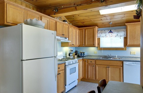 Camp Ellis House | The Boathouse Cottage is a beachfront family retreat