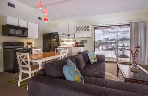 Tampa House | The BoatHouse on the Hillsborough River- Enjoy river and downtown water views