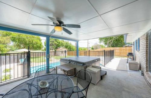 Killeen Villa | The Breezy Blue View with hot tub and pool