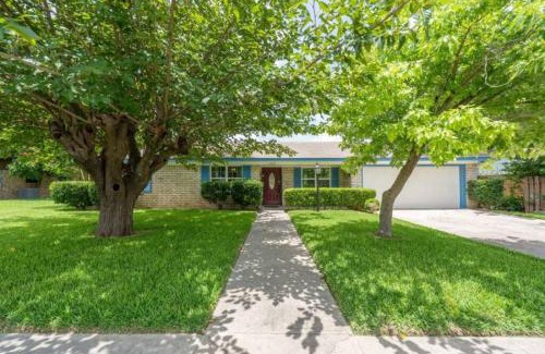 Killeen Villa | The Breezy Blue View with hot tub and pool