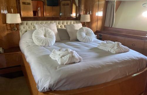 Antibes City Centre Boat Rental | The Bridge - your dream holiday in Antibes