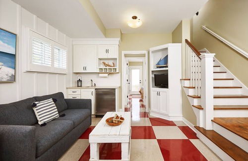 Holland House | "The Bridgeport" Luxury Townhome, Pool, Hot Tub, Golf Membership, Near Lake and Beaches