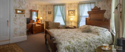 Swanzey Bed & Breakfast | The Bridges Inn at Whitcomb House B&B