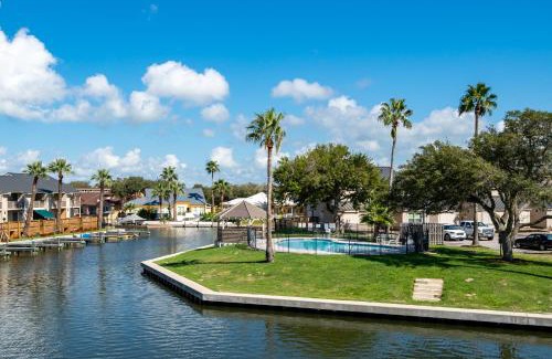 Harbor Oaks Apartment | The BS Lake House