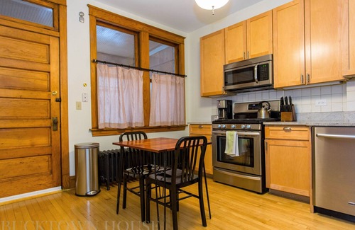 Bucktown Condo | The Bucktown House - Suite #4 - Heart of Wicker/Bucktown, 10 minutes to downtown