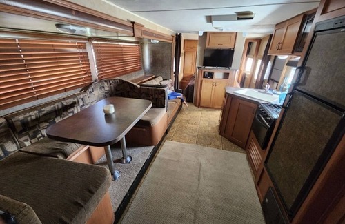 Leadwood RV Rental | The Budget Suite
