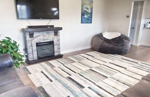 Canandaigua House | The bungalow @ T. Spex Eyewear is a cozy, convenient stay in Canandaigua!