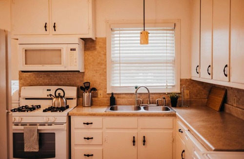 Waxahachie House | The Burrow-Cozy 3 BDRM HM - Free Parking