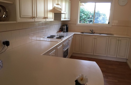 Milton Villa | "THE BUTLER"@Milton eats, theatre,2 Bdrm, 2WC,garage, wifi,Netflix,very quiet