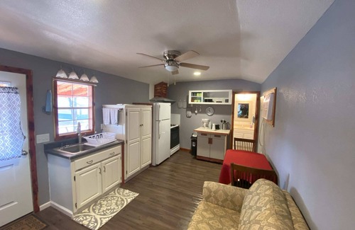 Clinton House | The Cabin by Bucksaw Marina, Truman Lake