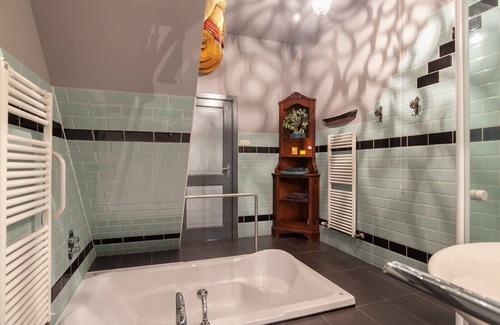 Lekkerkerk Bed & Breakfast | The Captain's Cabin with XXL bath and sauna on the river De Lek