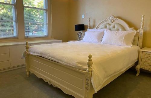Corowa House | The Captain's Manor - Great location!