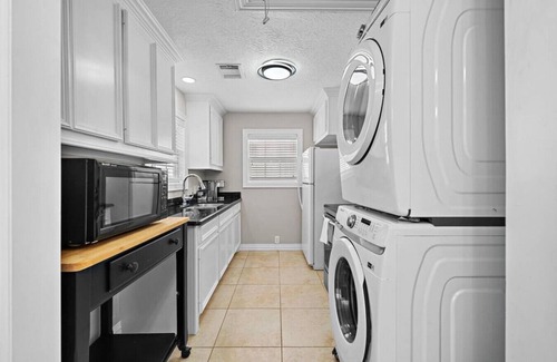 South Central Houston Apartment | The Carriage House Retreat