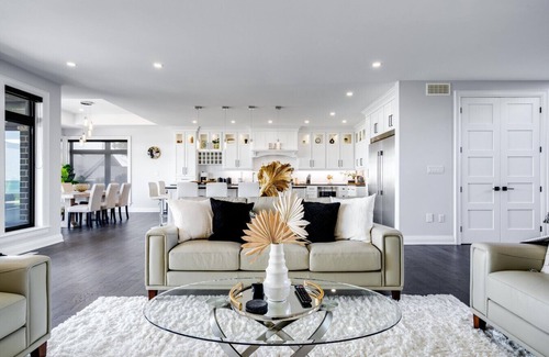 Leamington House | The Carrington Cove Lake House