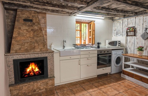 Fresnedo Cottage | The Carrozal - Fantastic house with fireplace, barbecue and private porch