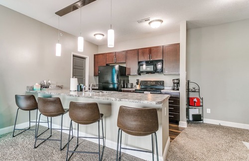 West Des Moines Apartment | The Cascades at Jordan Creek WDSM/Pool/Tanning/Gym