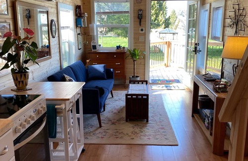 Salem House | The Cat Perch at the "Janelle Rose"7128 SE Salem Oregon