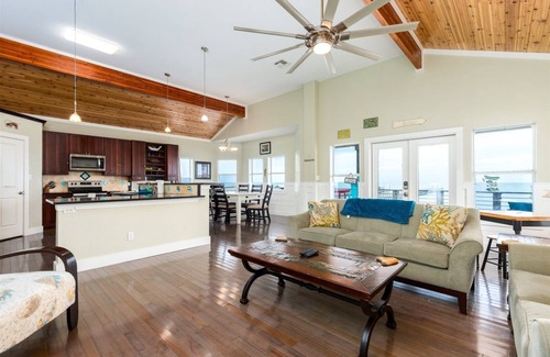 Rockport House | The Cat's Meow | Pet Friendly, New Pool, Bay View!