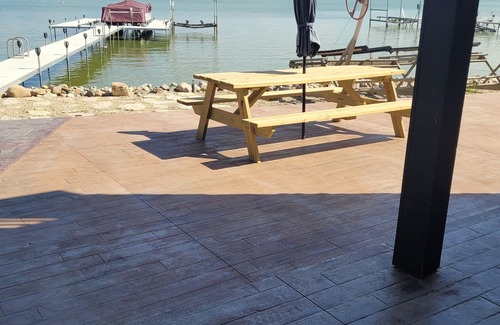 Cedar Lake House | "The Cedar Lake Escape " is a lakeside retreat offering 5 bedrooms and 3 baths.