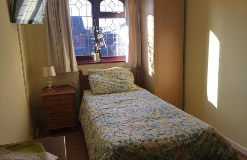 Nuneaton Bed & Breakfast | The Cedars House B&B