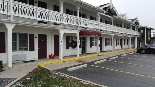 Mequon Hotel | The Chalet Motel