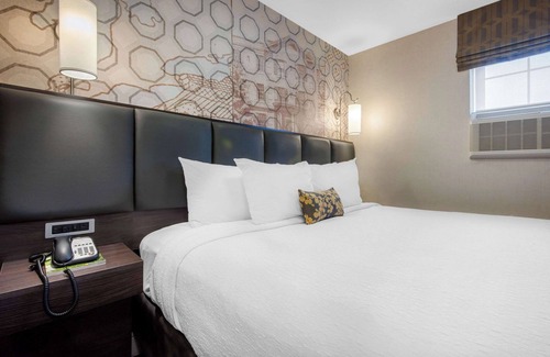 Orillia Hotel | The Champlain Waterfront Hotel, an Ascend Collection Hotel
