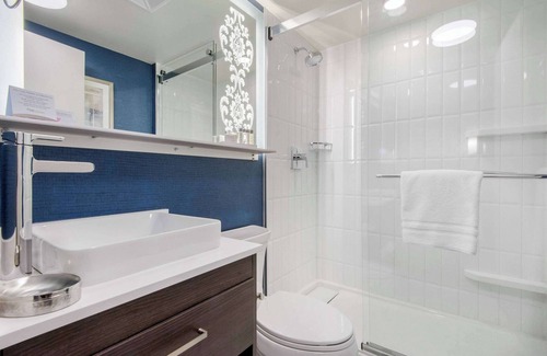 Orillia Hotel | The Champlain Waterfront Hotel, an Ascend Collection Hotel