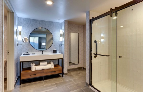 Downtown Chattanooga Hotel | The Chattanoogan Hotel, Curio Collection by Hilton