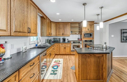 Brentwood Apartment | The Chestnut Cottage - Great Backyard