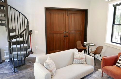 Shaw House | The Chic Carriage house in Shaw Sleeps 2