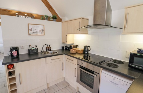 Uckington Cottage | THE CHICKEN SHED, romantic, with open fire in Barford