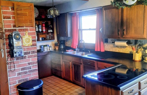 Ashland Ski Chalet | The Chirpy Chalet Cozy & Private Great WiFi No Chores! No Cleaning Fees!