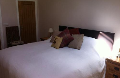 Burton Coggles Bed & Breakfast | The Cholmeley Arms