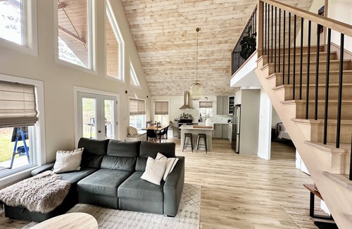 Mansfield-et-Pontefract Ski Chalet | The Chutes Chalet- 4 Season River Front with Hot Tub!