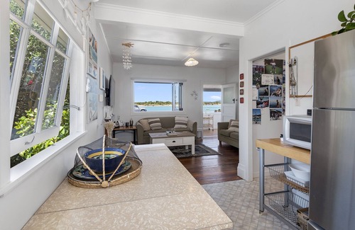 Ngunguru Cottage | The classic Kiwi Bach, love the lifestyle !