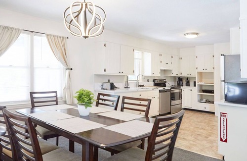 New London House | THE CLASSIC OCEAN BEACH HOUSE: 6 QUEEN 1 SOFA BED