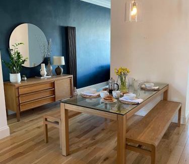 Portsmouth Apartment | The Clock Tower Apartment - Spacious, Modern, 2 Bed Room Apartment , Southsea with Free parking - sleeps 4