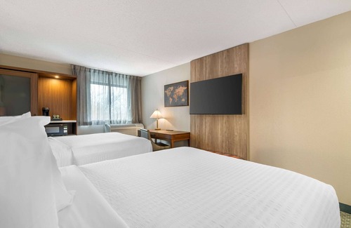 Cohoes Hotel | The Clocktower Hotel at Century House, an Ascend Collection Hotel