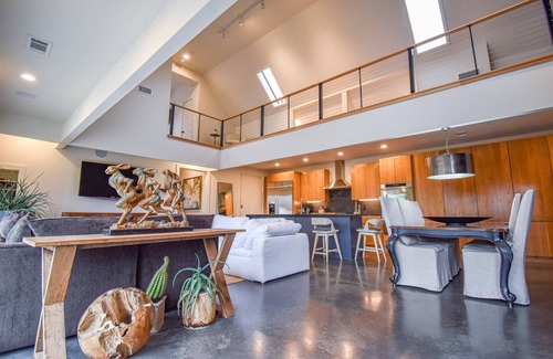 Searcy House | The Clubhouse - On Golf Course - Serene Retreat