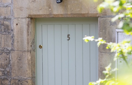 Box Apartment | The Coach House