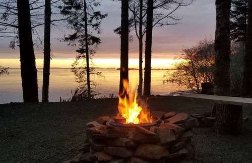 Rosburg Cabin | The Coho Cabin is located at the historic fishing town of Pillar Rock.