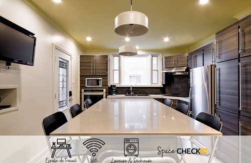 Ahuntsic Apartment | The Color House | Subway | AC | Free Parking | Near a Metro Station