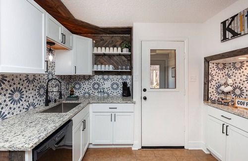 Des Moines House | The CORN CRIB: Spa - Game Room - BBQ - Office - DOWNTOWN - Sleeps 14