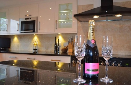 Carterton House | The Cotswold Manor Lodge, Exclusive Hot Tub, Games Barn, 70 acres of Parkland