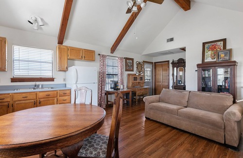 Fredericksburg Condo | The Cottage At Twin Oaks 1 Bedroom Cottage by RedAwning