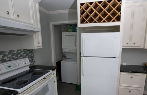 Shady Acres House | The Cottage is centrally located within the 610 N area neighboring